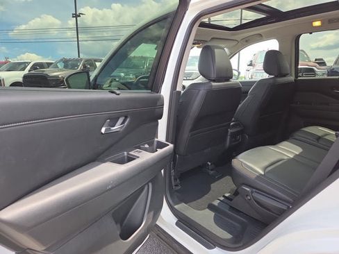 Used 2023 Nissan Pathfinder SL AWD/4WD image 11