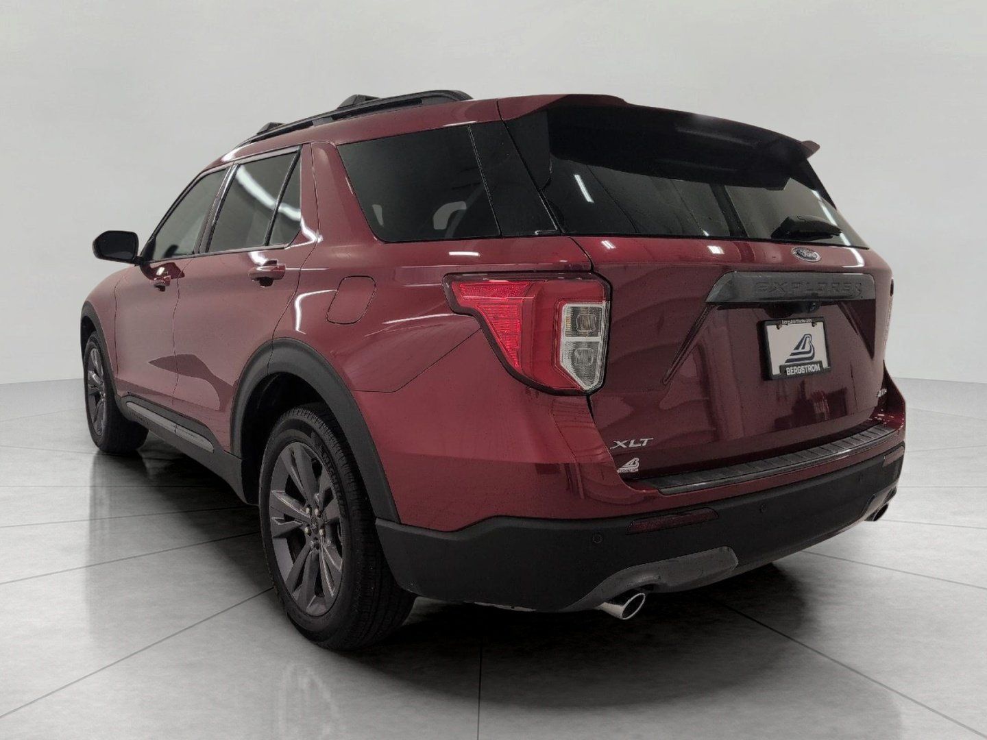 Used 2024 Ford Explorer XLT w/ Equipment Group 202A AWD/4WD image 20