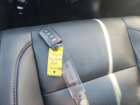 Used 2019 Toyota Highlander XLE image 35