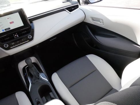 Used 2025 Toyota Corolla LE FWD image 11