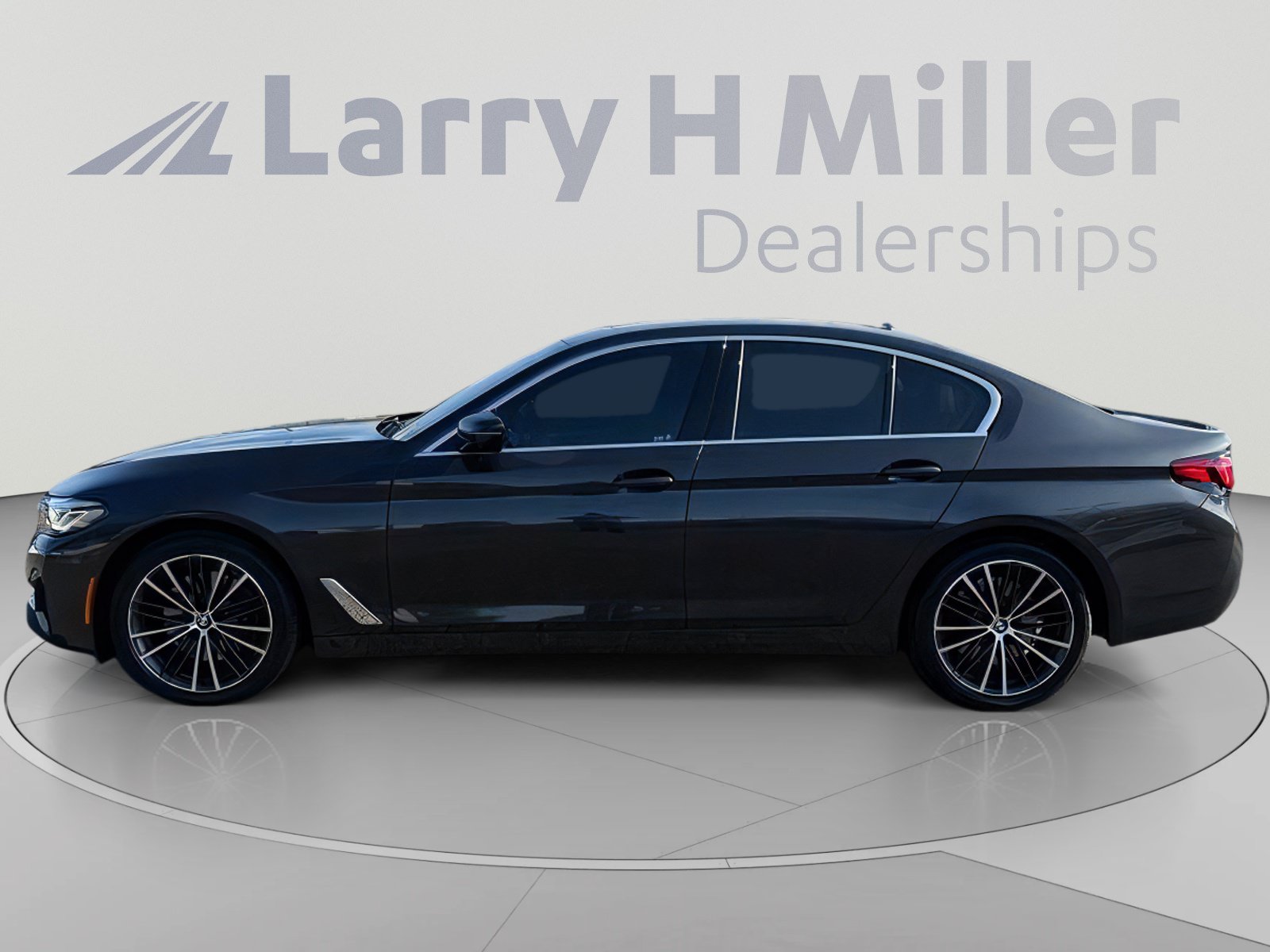 Used 2023 BMW 540i w/ Premium Package RWD image 2