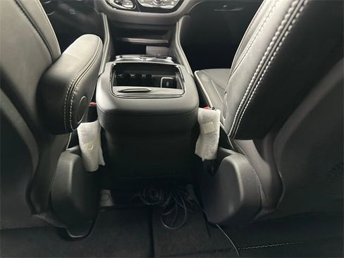 New 2026 Chrysler Pacifica Limited w/ S Appearance Package image 17