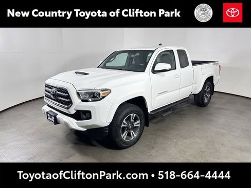 Used 2017 Toyota Tacoma TRD Sport image 7