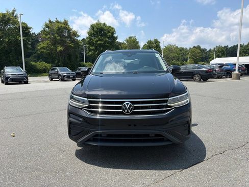 Used 2023 Volkswagen Tiguan SE w/ Panoramic Sunroof Package FWD image 8