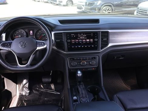 Used 2021 Volkswagen Atlas Cross Sport SE w/ Panoramic Sunroof Package image 15