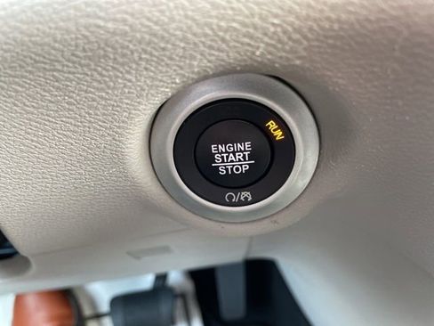 Used 2024 Chrysler Pacifica Touring-L image 15