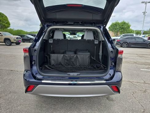 New 2026 Toyota Highlander Platinum AWD/4WD image 13