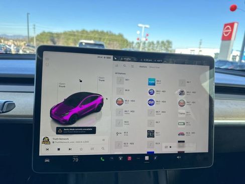 Used 2022 Tesla Model Y Long Range image 12