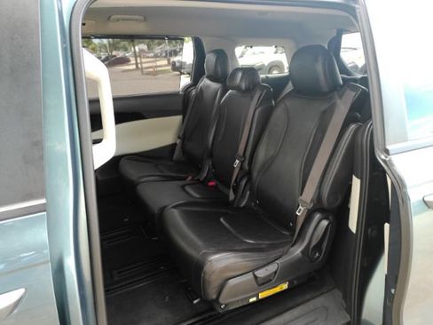 Used 2024 Kia Carnival EX FWD image 17