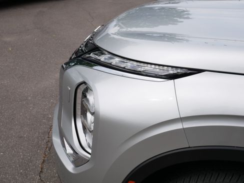 Used 2024 Mitsubishi Outlander SE AWD/4WD image 15