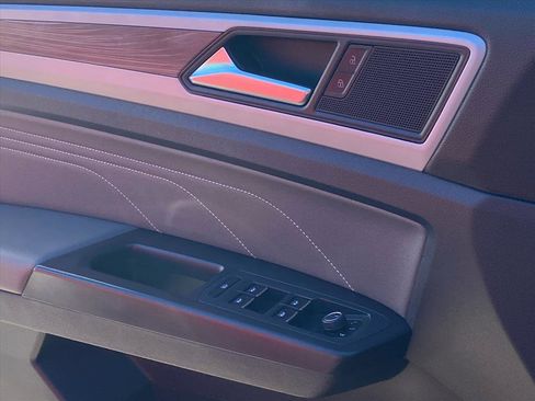 Used 2021 Volkswagen Atlas Cross Sport SE w/ Panoramic Sunroof Package image 17