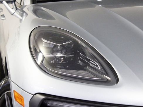Certified 2025 Porsche Macan image 11
