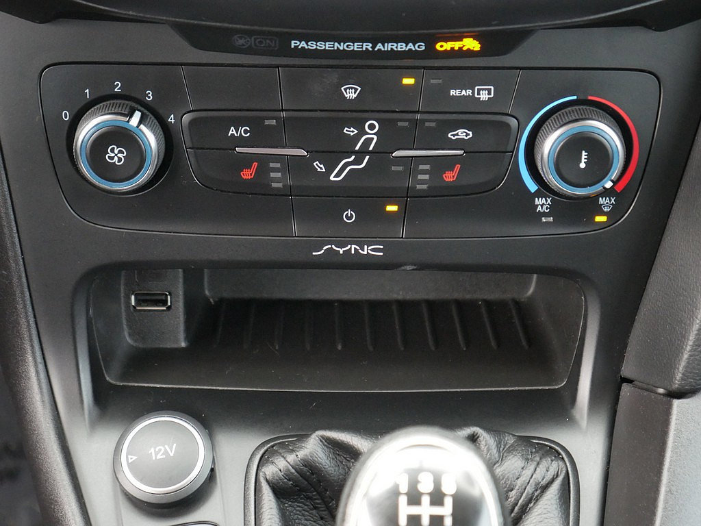 Used 2016 Ford Focus SE w/ SE Cold Weather Package FWD image 23