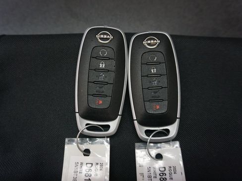Used 2024 Nissan Rogue SV w/ SV Premium Package FWD image 17