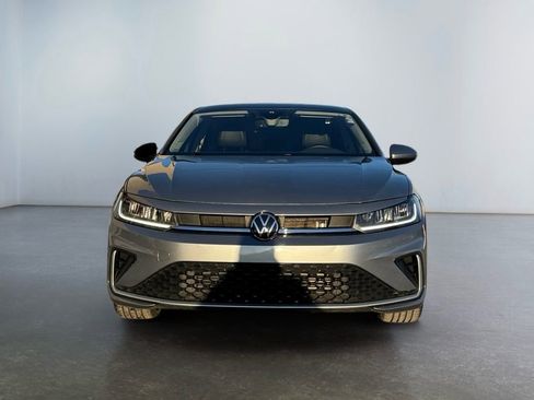 Used 2025 Volkswagen Jetta SE image 2