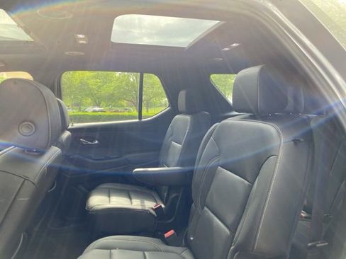 Used 2023 Chevrolet Traverse LT w/ LT Premium Package AWD/4WD image 3