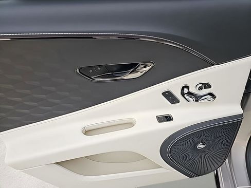New 2025 Bentley Flying Spur Plug-In Hybrid image 31