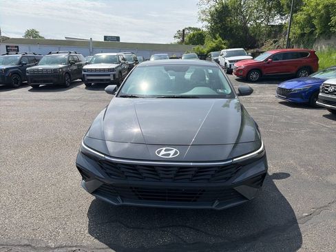 Used 2025 Hyundai Elantra Hybrid FWD image 2