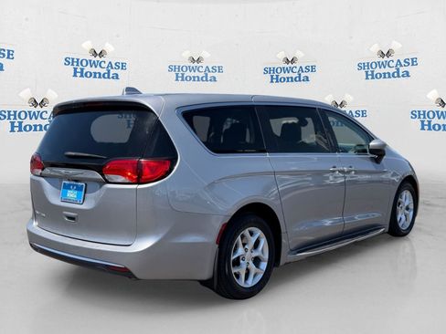 Used 2017 Chrysler Pacifica Touring Plus w/ Tire & Wheel Group FWD image 7