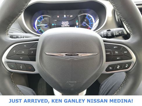 Used 2023 Chrysler Pacifica Touring-L image 12