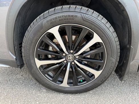 Used 2021 Toyota Highlander XSE image 10