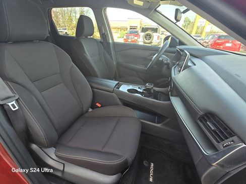 Used 2025 Nissan Rogue S image 31