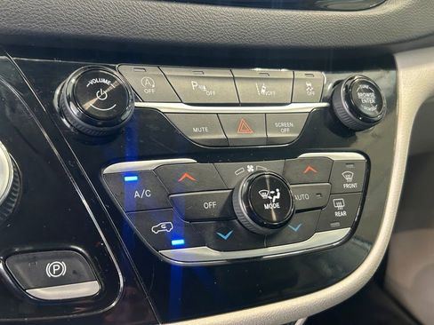 Used 2024 Chrysler Pacifica Touring-L image 37