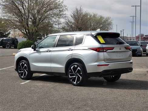 Used 2022 Mitsubishi Outlander ES image 3