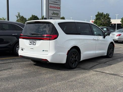 Used 2024 Chrysler Pacifica Limited FWD image 3