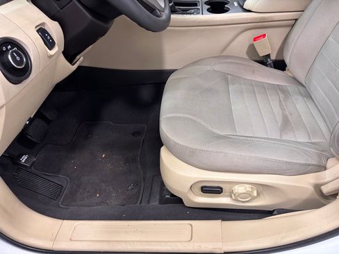 Used 2018 Ford Taurus SE image 11