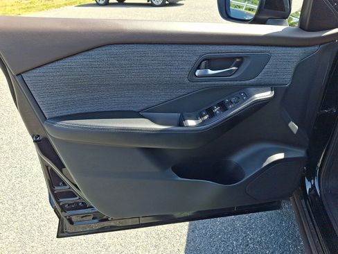 Used 2023 Nissan Rogue SV AWD/4WD image 15