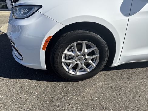 Used 2023 Chrysler Pacifica Touring-L FWD image 9