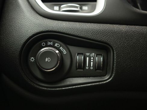 Used 2019 Jeep Renegade Latitude w/ Safety & Security Group II AWD/4WD image 12