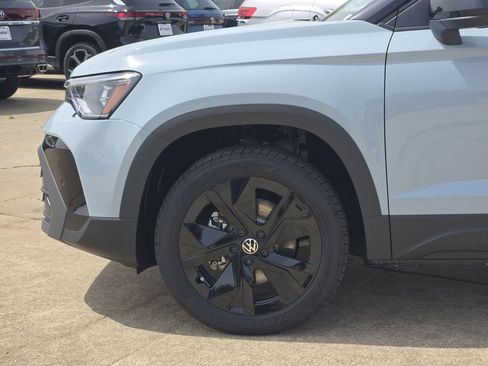 New 2026 Volkswagen Taos SE FWD image 5