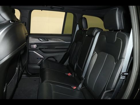 Used 2022 Jeep Grand Cherokee Overland w/ Luxury Tech Group IV image 29