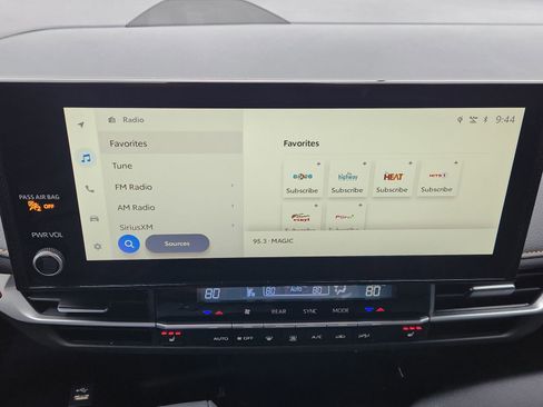 Used 2025 Toyota Sienna XLE Woodland Edition image 20