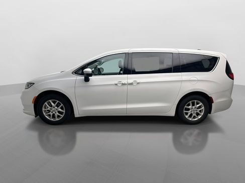 Used 2023 Chrysler Pacifica Touring-L FWD image 2