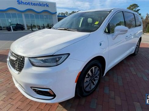 Used 2022 Chrysler Pacifica Touring-L image 5