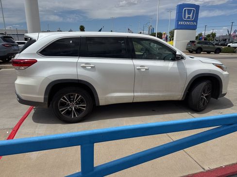 Used 2017 Toyota Highlander LE w/ Carpet Mat Package image 7