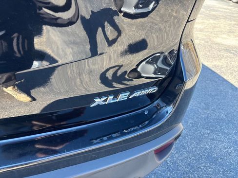 Used 2018 Toyota Highlander XLE w/ Carpet Mat Package (TMS) image 16