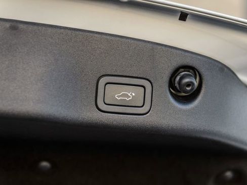 Used 2016 Jaguar XJ image 12