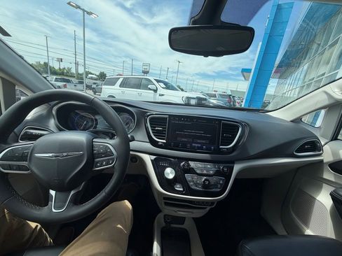 Used 2023 Chrysler Pacifica Touring-L FWD image 15