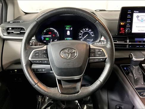 Used 2021 Toyota Sienna XLE image 5