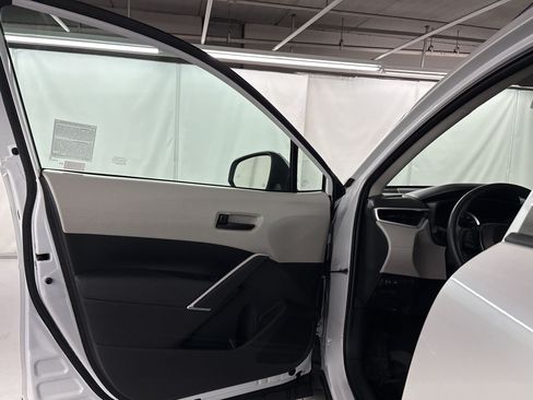 Used 2022 Toyota Corolla Cross LE w/ Moonroof Package AWD/4WD image 5