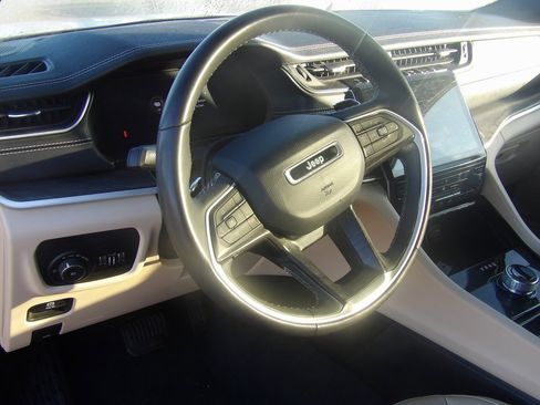 Used 2023 Jeep Grand Cherokee Limited image 11