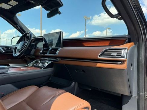 Used 2022 Lincoln Navigator Reserve image 18