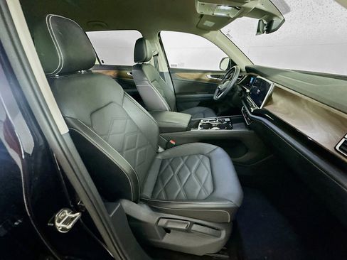 Used 2025 Volkswagen Atlas SE image 31