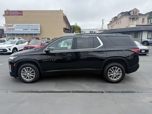 Used 2023 Chevrolet Traverse LT image 2