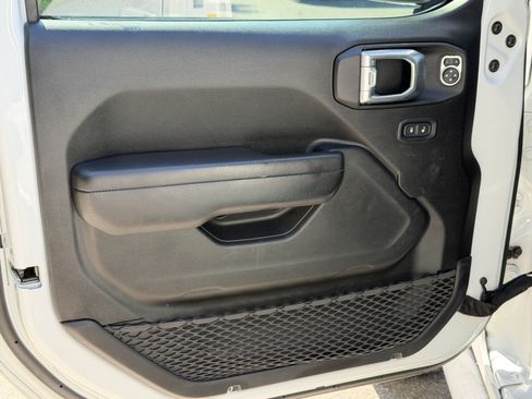 Used 2021 Jeep Gladiator Sport AWD/4WD image 4