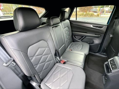 Used 2024 Volkswagen Atlas Cross Sport SE image 19
